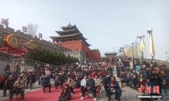 （新春走基层）山西新绛：七星坡上坐满看戏人